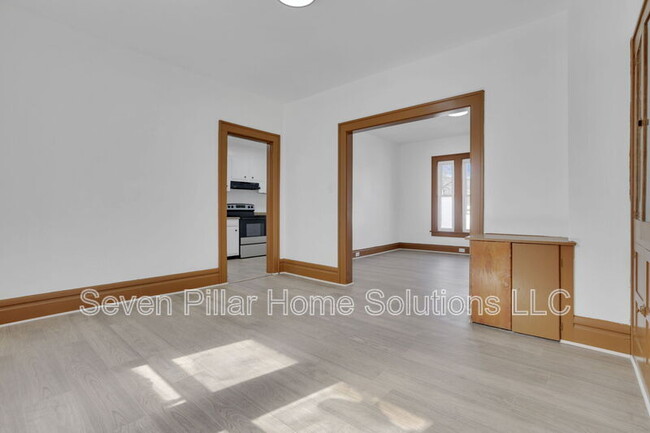 Building Photo - 121 S Terrace Ave