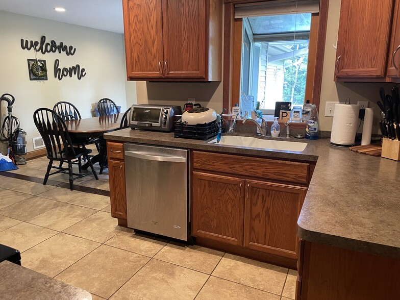 Kitchen: stainless steel appliances - 10909 Russell Ave S
