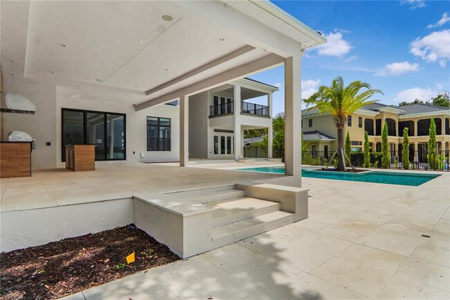 Building Photo - 15023 Pendio Dr