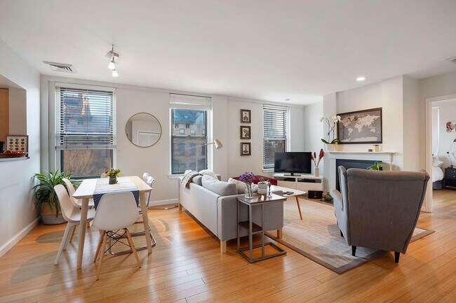 Primary Photo - 1661-1663 Washington St. Unit 201