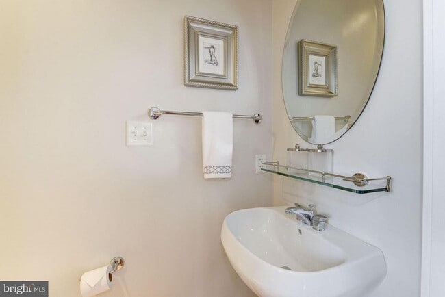 Building Photo - 1662 N Quinn St