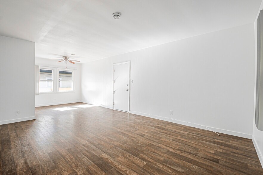 Building Photo - 5844 W 88th St