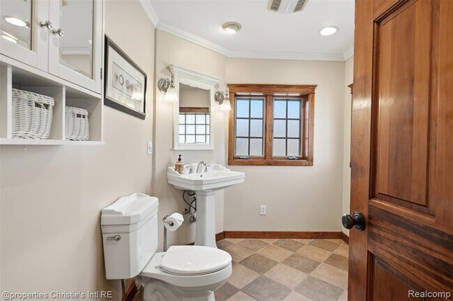 Building Photo - 2739 Lakeridge Ave