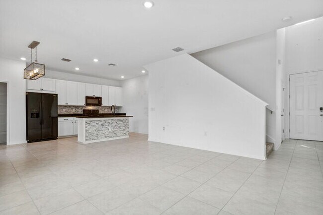 Building Photo - 3 bedroom, 2.5 bath, 2 car garage Home in ...