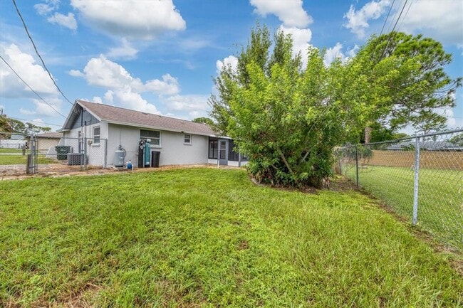 Building Photo - 880 Queen Rd