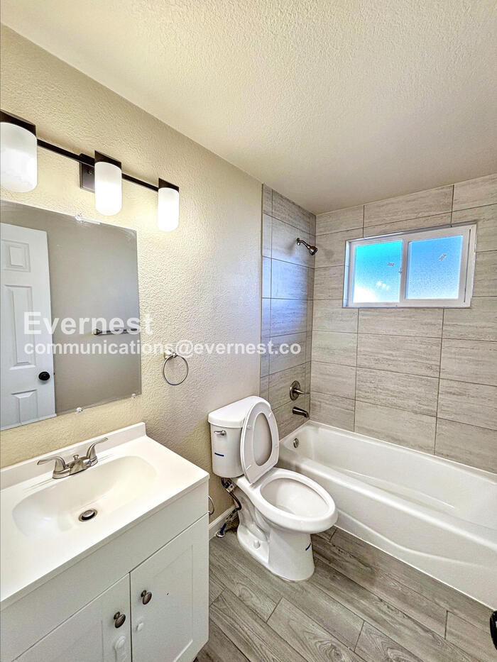 Building Photo - 1345 Xanadu St