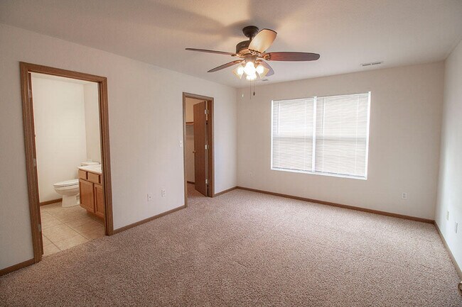 Building Photo - 1601 Smiley Ln