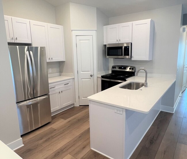 Building Photo - 3 BED / 3 BATH TOWNHOME WITH GARAGE