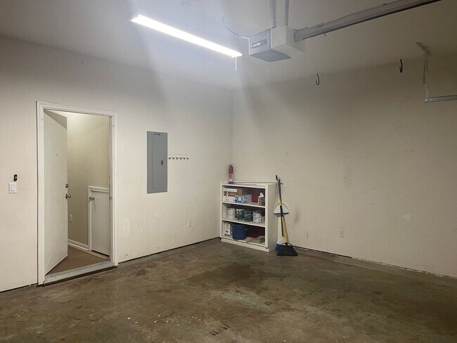 Building Photo - College Station - 4 Bedroom / 2.5 Bath / 2...