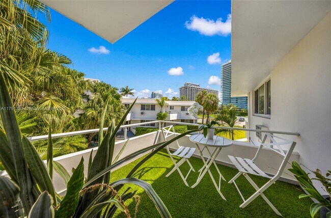 Building Photo - 10190 Collins Ave