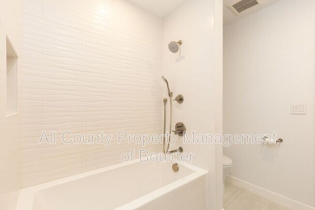 Building Photo - 5056 Buckingham Rd