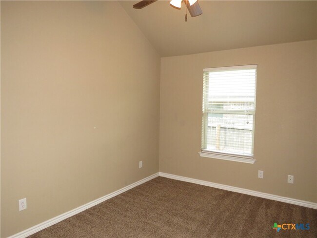 Building Photo - 405 Sladecek Dr