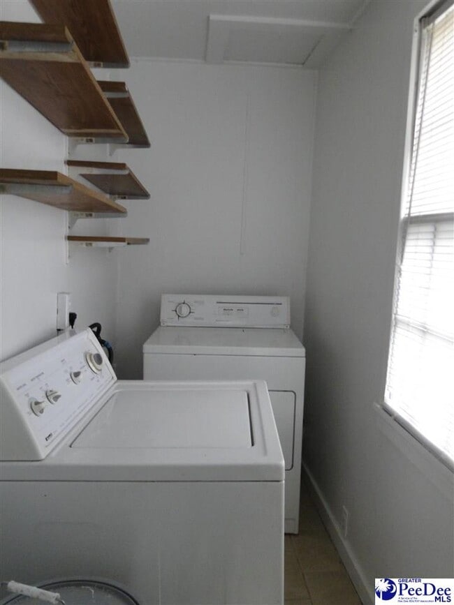 Building Photo - 848 Lynwood Dr