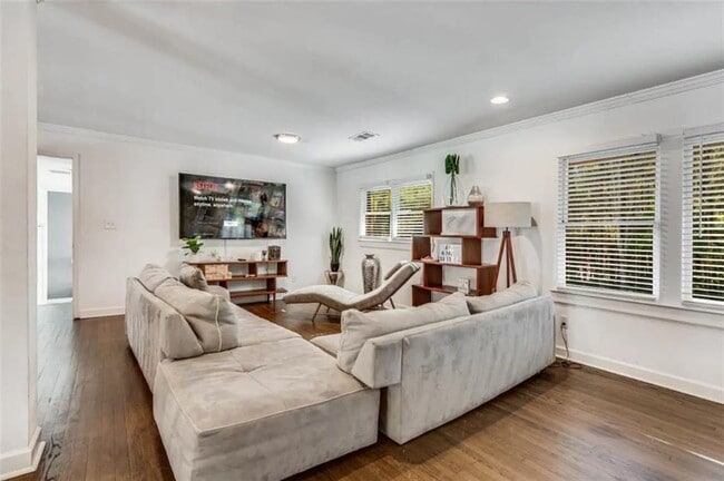 Building Photo - 4050 Washington Rd