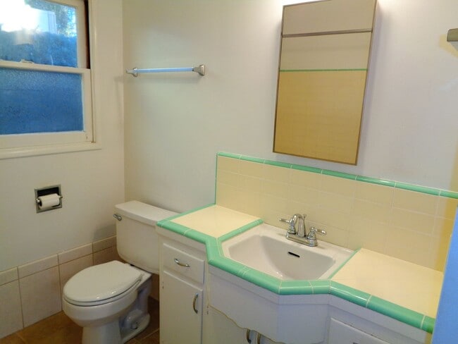 Building Photo - 2 Bedroom 1 Bath Duplex for Rent in Uptown Whittier