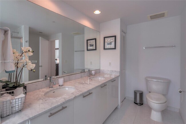 Building Photo - 950 Brickell Bay Dr