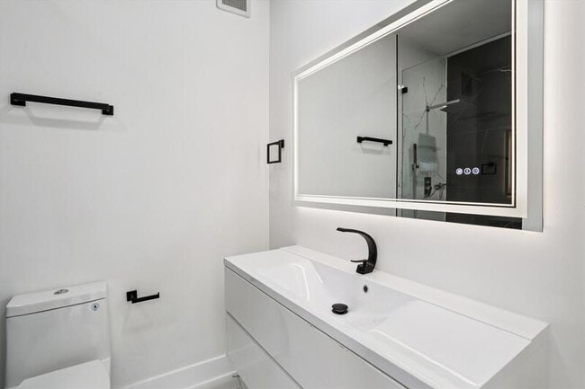 Building Photo - 517 Montana Ave NE