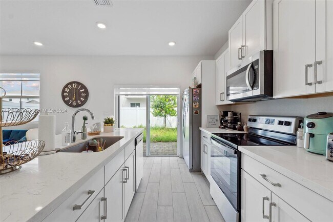 Building Photo - 765 SE 19th St