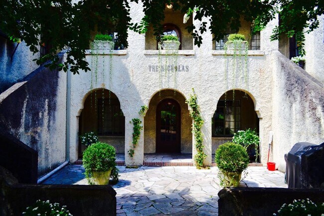 Building Photo - Knoxville 37919 - Rare opportunity to rent a historic European-style Condo with 2 bedrooms and 2 ...