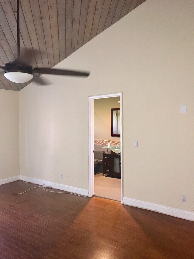 Building Photo - Beautiful and spacious multilevel townhouse in model home condition