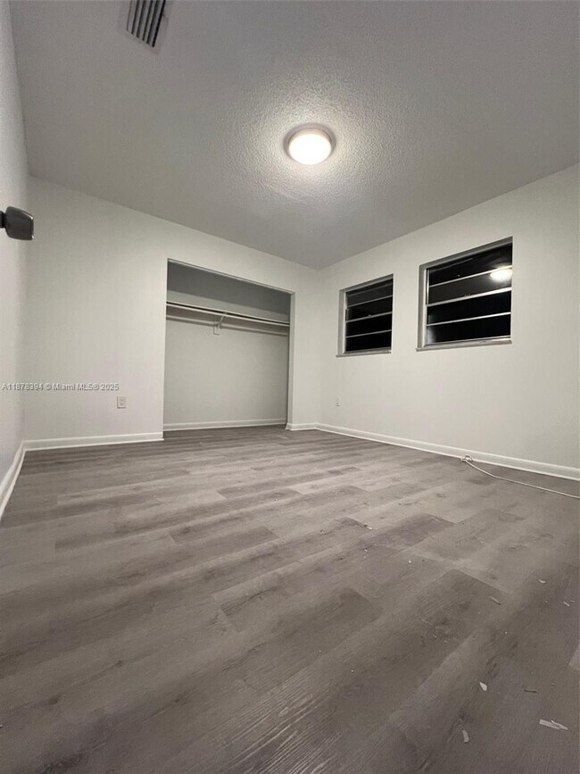 Building Photo - 471 E 13th St