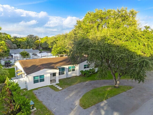 Building Photo - 695 NE 160th St