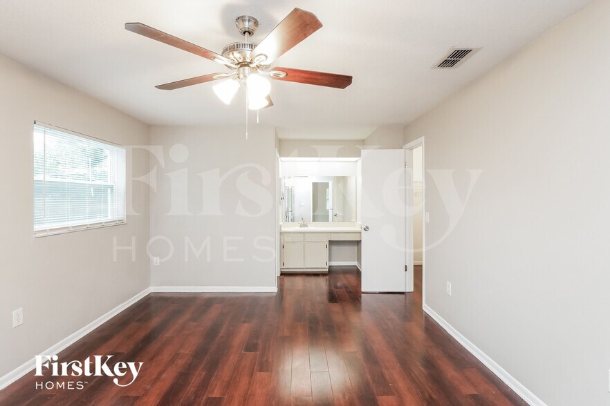 Building Photo - 10625 Wyndcliff Dr