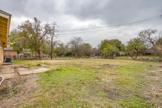 Building Photo - Ready for New Tenants- 3 Bedroom, 1.5 Bath in NRH- Birdville ISD- 76108
