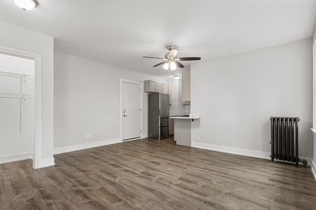 Building Photo - 1521 W Sherwin Ave