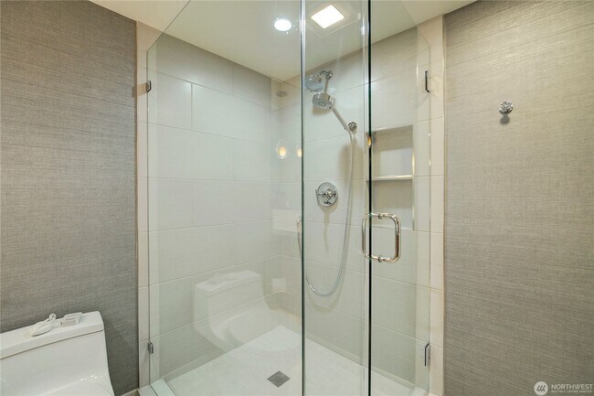 Building Photo - 2Bd/1.75Ba Seattle Condo