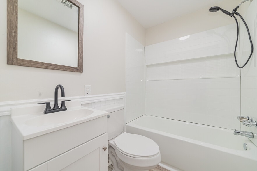 Building Photo - 211 Putnam St