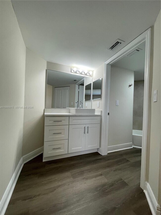 Building Photo - 2850 N Oakland Forest Dr