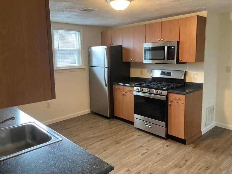 Building Photo - 102 Holten St