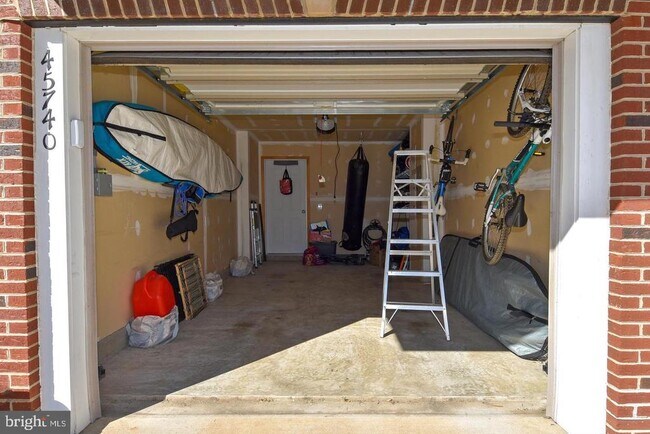 Building Photo - 45740 Winding Branch Terrace