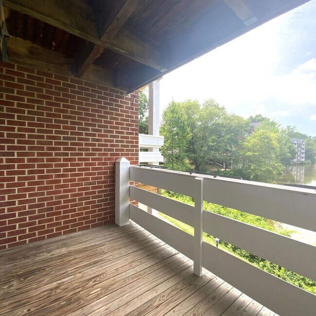 Building Photo - 7594 Lakeside Village Dr