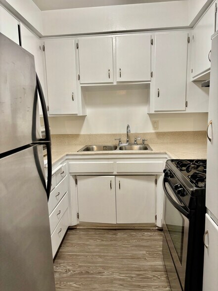 Building Photo - 1595 E Chevy Chase Dr