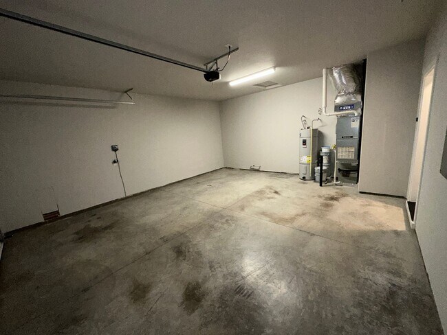 Building Photo - 553