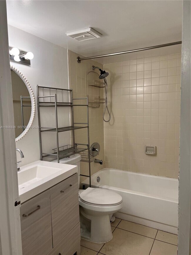 Building Photo - 1740 NW N River Dr