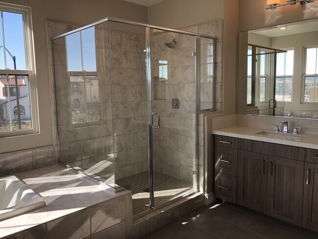 Building Photo - Beautiful Home - Plan 3 4BR/4.5BA in Casavia
