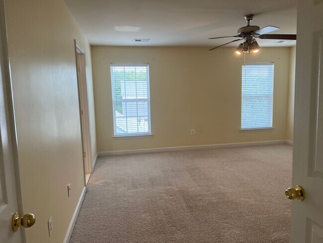 Building Photo - Sought after Idlewild Community