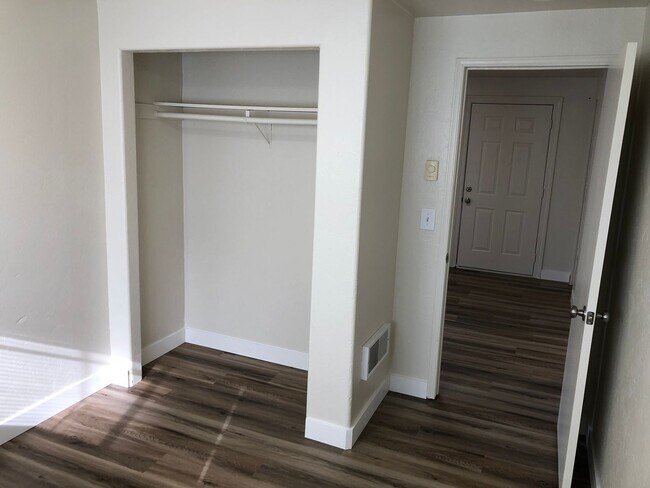 Building Photo - Updated 2 bedroom, 2 bathroom duplex in Sp...