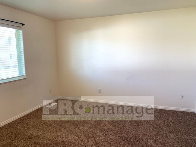 Building Photo - 3 Bed / 2 Bath Townhome w/ 2 Car Garage  -...