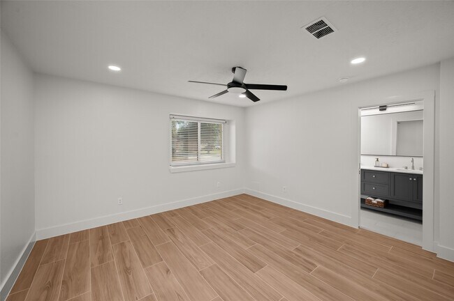 Building Photo - 303 Knoll Forest Dr