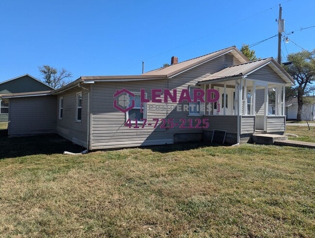 Building Photo - Charming 3 Bedroom House!