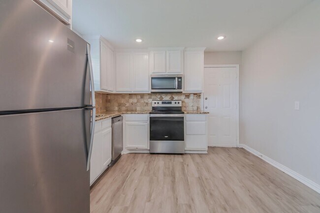 Building Photo - 3 BR/2BA | Updated Single Family Home |  Large backyard
