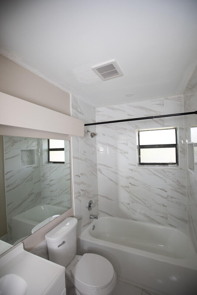 Building Photo - 2738 Carambola Cir S