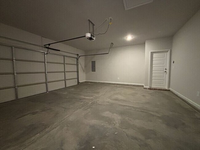 Building Photo - Look and lease in Athens