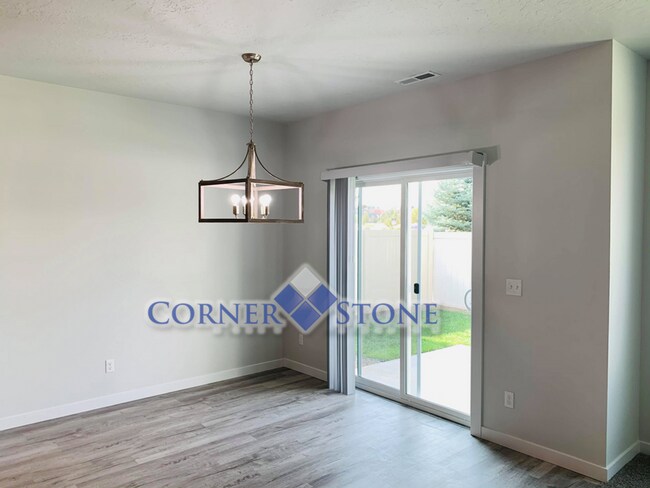 Building Photo - Like New Pet Friendly Home!