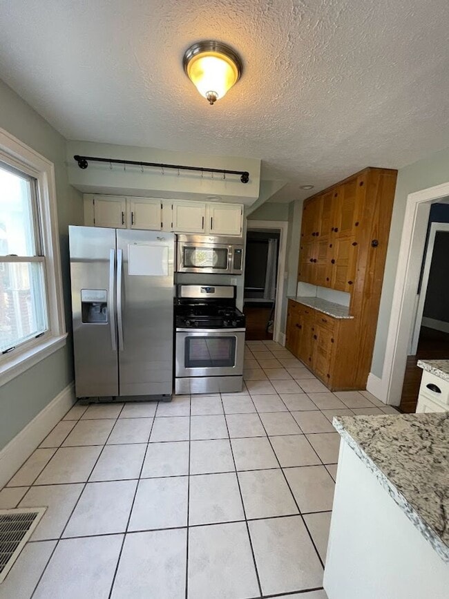 Building Photo - Three bedroom one bathroom home for rent