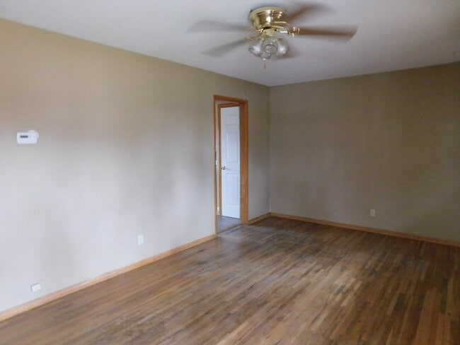 Building Photo - Very nice 2 bedroom/1 bath duplex in NE El...